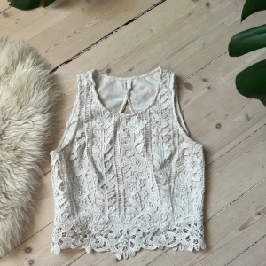 Vit Croppad tröja i spets  - Vacker Vit topp från Gina. Croppad