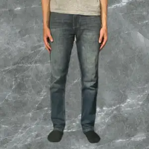 Säljer mina Jack & Jones jeans i regular passform!💫 Jeansen är i 9/10 skick🍾 Nypris är 900kr från deras hemsida💸💸 Jeansen är i strl 27/32👖⭐️  Skriv om ni har några funderingar🤩🍾🍾