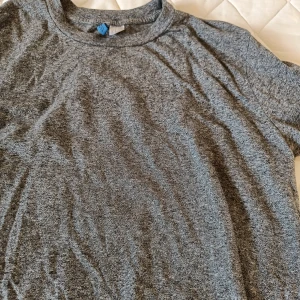 Schysst tisha - Fräsh, stretchig, aldrig använd.