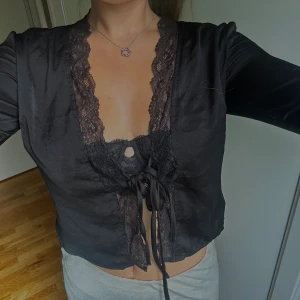 Satin blus - Super fin satin blus med spets detaljer och snörning, 40 men sitter som en M/S
