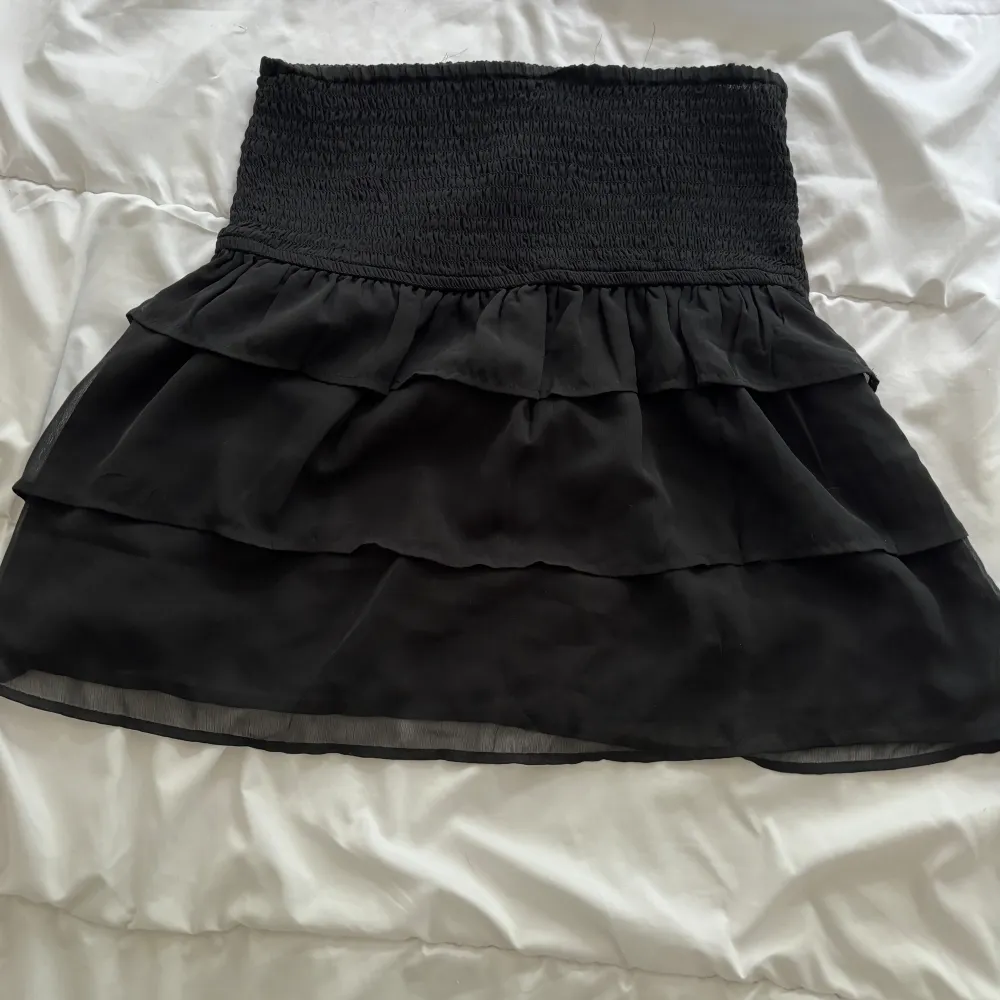 En helt oanvänd och ny svart volang kjol ifrån bikbok. Nypris: 399 kr. Storlek S☺️. Kjolar.