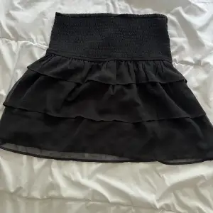 En helt oanvänd och ny svart volang kjol ifrån bikbok. Nypris: 399 kr. Storlek S☺️