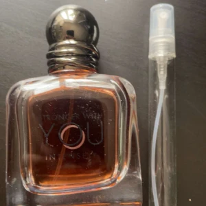 Stronger with you intensly - Perfekt för en sen kväll med noter av kanel och varm vanilj, luktar som jul i en flaska