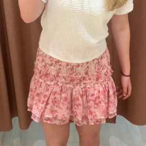 Rosa blommig kjol! - En super somrig och fin kjol från Ginatricot!❣️ Använd få gånger och i fint skick!🥰