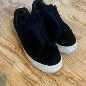 Eytys skor - Köpta för 2000kr. Bra skick och sulorna kan lätt tvättas lite. Nyapplicerad mockafärg. Lite slitage i insidan vid hälen och därför lite lägre pris. Sköna och snygga till sommaren