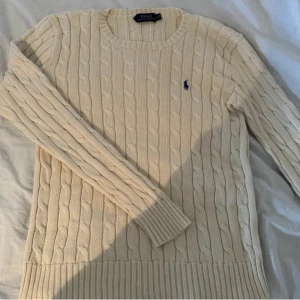 Ralph lauren tröja - Super fin äkta Ralph lauren tröja! Inga defekter💋 Kom med bra bud då jag är osäker om jag vill sälja!