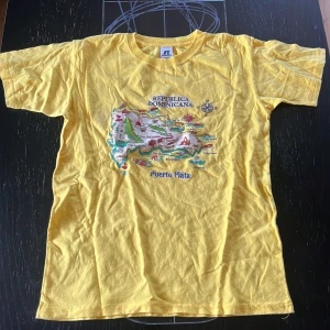 Vintage t shirt - Cool vintage t shirt med fett tryck (Republica Dominicana) helt okej skick 8/10 