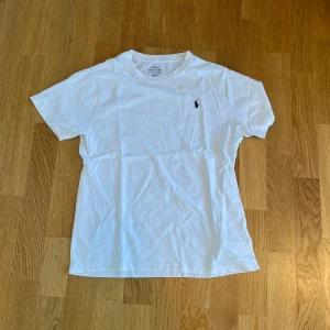 Ralph lauren T-shirt  - Tjena säljer 2 av mina Ralph lauren t-shirts då dom inte passar längre. Ni ser båda 2 på bilderna bra skick. Är beredd på att sälja båda för 400kr eller en för 250kr. Nypris på dessa ligger på ungefär 450kr. Skriv vid fler frågor!