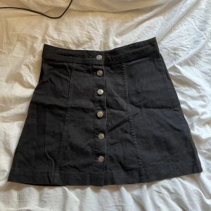 Jeanskjol  - Kort jeanskjol från hm  Svart