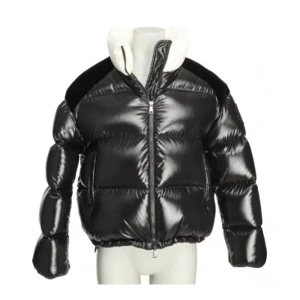 Monclerjacka  - Säljer min snygga Monclerjacka som är perfekt till den kalla vinter då jag inte längre använder den💕