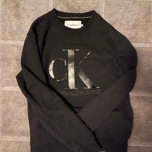 En svart Calvin Klein tröja i väldigt bra skick! Tröjan är storlek M