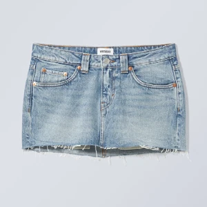 jeanskjol - Söt lowwaist jeanskjol från weekday som aldrig har används. Storlek 38 men är väldigt liten i storleken så skulle säga att den passar 36/34🤍 nypris 450kr