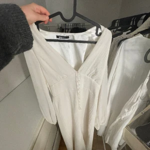 Klänning  - En fin klänning från hm. Som aldirg är använd men köpt second hand och är i väldigt bra skick. Skriv för fler bilder