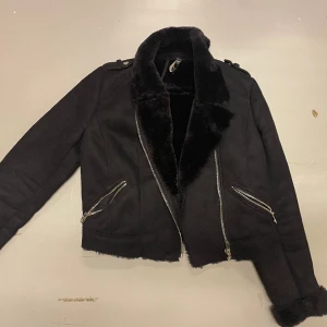 Vår/höst jacka - Super snygg jacka som funkar funkar till alla tillfällen!  Hör av dig vid frågor 💓 