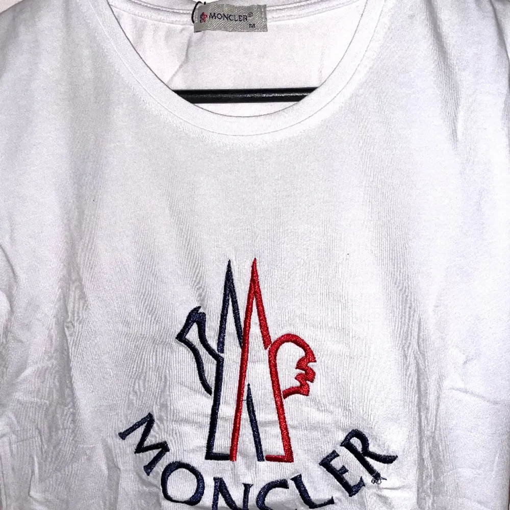 En helt ny och oanvänd Moncler t-shirt i storlek M, lapparna hänger kvar. Säljer den pga att den är för liten för mig.. T-shirts.