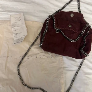 Stella McCartney väska  - Säljer nu min älskade Stella McCartney väska 💕 den kommer inte till användning och den köptes på tradera för 3500  Kvitto och dust bag medföljer 