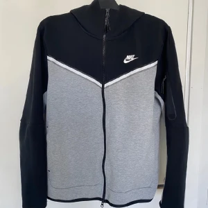 Techfleece ”Helt Ny” - Tech fleece i L aldrig använd, kvitto med följer 👍🏽  10/10 skick