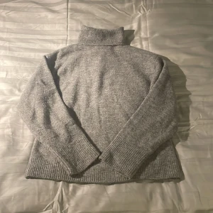 Grå Polotröja Zara - Grå stickad polotröja från Zara. Den kommer i fint skick och är mjuk och skön i materialet😻. Jag säljer denna för jag har vuxit ur den.