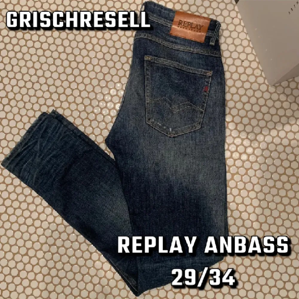 Snygga jeans från Replay! De sitter i slimfit och har 29 i midjan och 34 i längd. Dm om ni har frågor!. Jeans & Byxor.