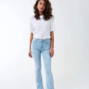 Säljer dessa uuuur snygga jeans från Gina de är i storlek 34 men materialet är jätte stretchiga o passar mej som oftast har 36 i storlek, för långa på mej som är 157! Skriv vid frågor 