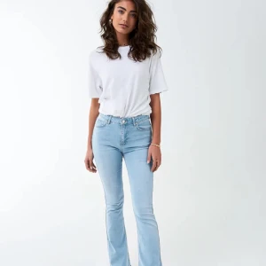 Lågmidjade bootcut jeans - Säljer dessa uuuur snygga jeans från Gina de är i storlek 34 men materialet är jätte stretchiga o passar mej som oftast har 36 i storlek, för långa på mej som är 157! Skriv vid frågor 