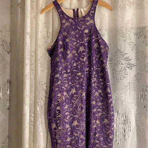 Lila klänning  - I god skick, inga fläckar och trasiga sömar, säljer för att jag inte använder den längre.