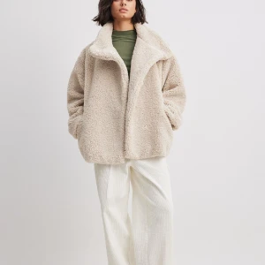 Teddy Jacka  - Säljer denna teddy jackan från NA-KD då tiden på att skicka tillbaka har gött över! Prislappen är kvar och helt oanvänd!☺️ Lite Oversize!   Ordinare pris: 999kr 