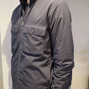 Blå jacka - Blå super jacka med detaljer 