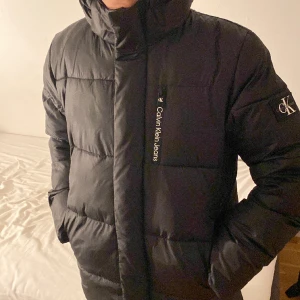 Calvin Klein jacka - Jag säljer en Calvin Klein jacka. Använd 3 gånger. Köpt för 1100 på kidsbrandstore. Vid frågor eller funderingar kontakta mig!