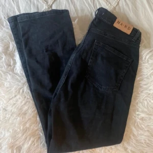 Jeans  - Jeans från NA-KD, storlek 38. Använda men i gott skick ✨
