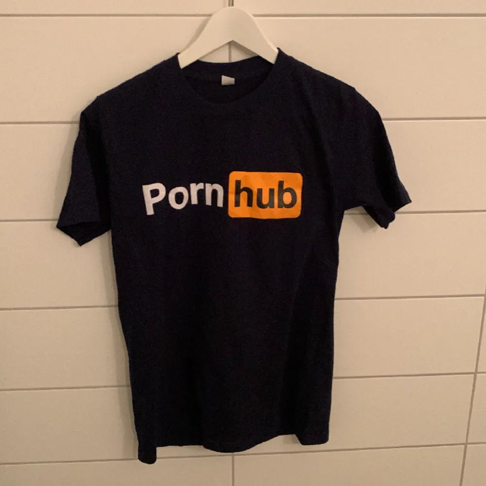 Rolig pornhub t shirt som bara är testad en gång.. T-shirts.