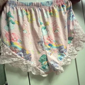carebears pyjamas shorts Romwe stl L - Romwe stl L (40/42) med stretchig resår så passar även en size 44a. Enligt bild 2 syns en i översta hörnet (även som visningsbild) fotad gult ljus och nedre höger fotad med blixt - en egentligen färg är mitt emellan som bild 3 är rimlig till ♻️