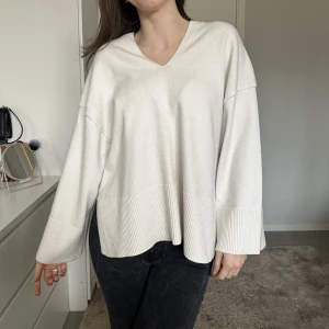 Vit tröja - En jättehärlig vit tjocktröja som jag har använt med ren kärlek. En mjuk och väldigt bekväm tröja till vardags🤍