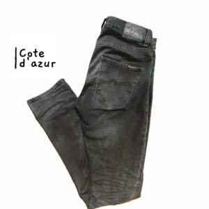 Säljer nu dessa sjukt snygga Jeans från Nudie. Skick 8/10. Modellen heter Grim tim och de är i storlek 30/34. Nypris: 1600kr, vårt pris: 499kr! 🍾✌️