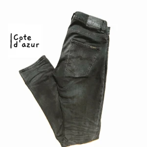 Nudie Jeans - Säljer nu dessa sjukt snygga Jeans från Nudie. Skick 8/10. Modellen heter Grim tim och de är i storlek 30/34. Nypris: 1600kr, vårt pris: 499kr! 🍾✌️