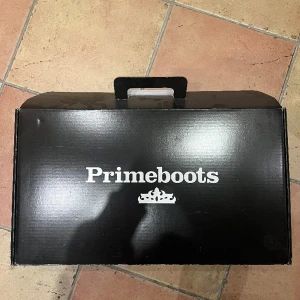 Primeboots - Primeboots strl 36 i använt men fint skick. Svarta med silvriga detaljer. 