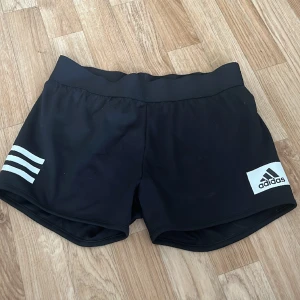 Shorts  - Tränings shorts från Adidas  Storleken ser man på bild 2  Katt finns i hemmet 