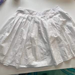 klassisk, elegant klockad kjol (s.k ”snurrkjol”) Knappt använd och vad jag kan tänkas ca 3 gånger. Rimlig till size 42 alt L. Medel-kort kjol alltså inte helt mini.