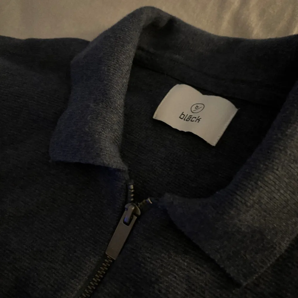 En super snygg  zip tröja från Bläck i storlek S, den är i ett jättebra skick och det finns alltså inga defekter. tyvärr bli bilderna sämre i inlägget än själv bilderna, säljer åt min pojkvän🩵. Tröjor & Koftor.