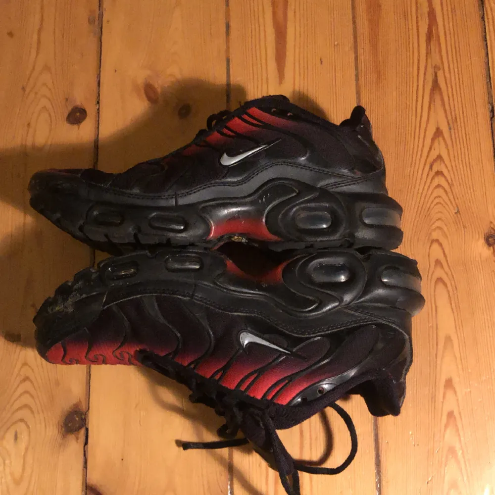 Röda o svarta Nike skor i storlek 38. Skor.