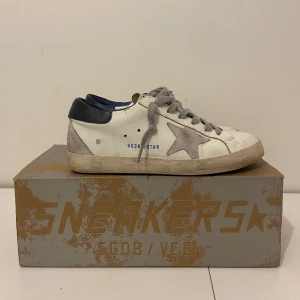 Golden goose - Golden goose i toppskick! Har använts ett fåtal gånger så skicket är 9.5/10! Storlek 39 men passar 40. Nypris ca 5000 mitt pris 2599! Pris går att diskuteras. OG box ingår i köpet. Öppen för byten. Om du har några frågor skriv i pm.