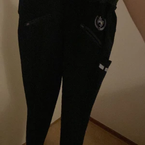 Grå,svarta ridbyxor  - Grå,svarta ridbyxor  Helt nya Aldrig använda 