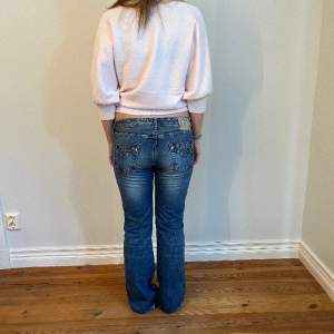 Galet snygga jeans från Replay!🫶🏽 Midjemått(rätt över): 39 Innerbenslängd: 87 Lårmått(rätt över): 24  Köp gärna via köp nu, skriv om ni har några frågor💓