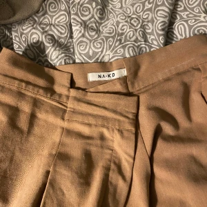 Byxor - Jättehäftiga och luftiga byxor ifrån Nakd, dom har en fin detalj vid midjan som är jätte flattering! Köparen står för frakt 📦  