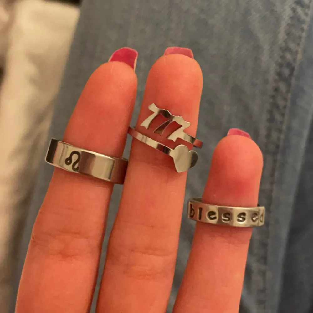 Säljer dessa söta ringar i silver för 50kr styck! ❤️. Accessoarer.