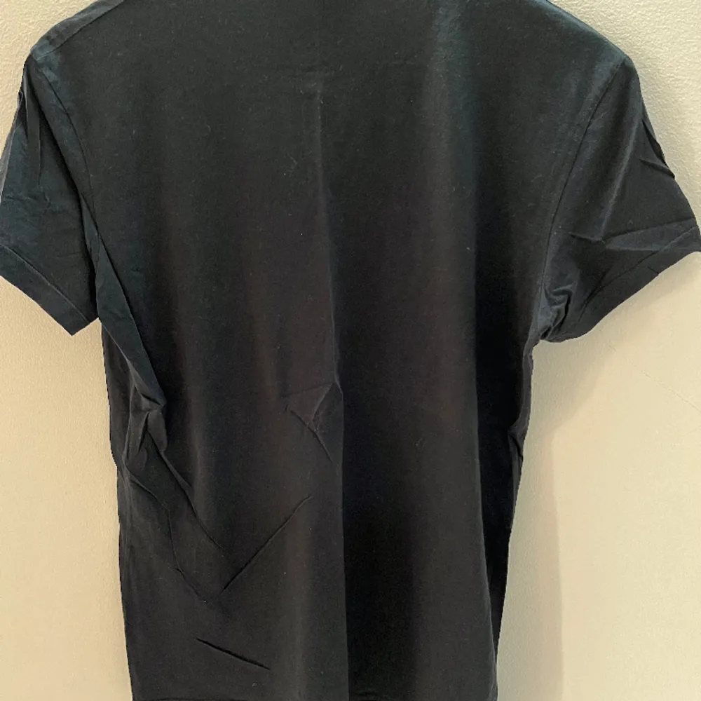 Äkta Balenciaga t-shirt med ficka o logga på bröstet. Cond 8/10 Size M. Sitter som slimfit . T-shirts.