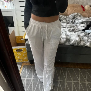 Linnebyxor  - Jättesnygga linnebyxor från lager 157. Säljer pga har andra jag använder oftare. Jättefint skick, använd fåtal gånger. 