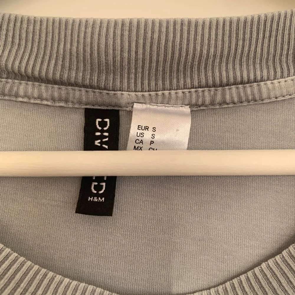 En oversized T-shirt från H&M i storlek S (sitter mer som L). Ljusgrå med neonrosa tryck. Har inga hål eller fläckar. . T-shirts.