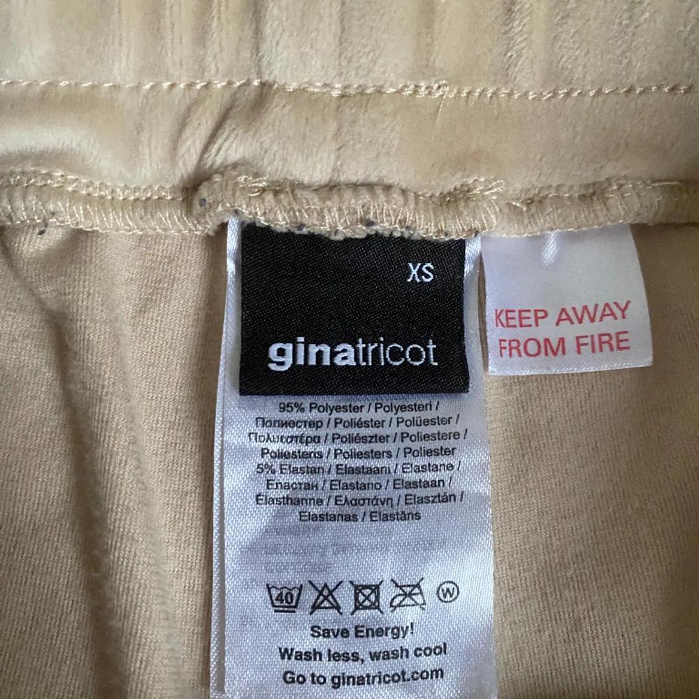 Säljer dessa mjukis shorts från Gina som är använda någon enstaka gång. De är super sköna och såå fina🙈 De är i strl XS och väntar på att bli köpta 😽. Shorts.