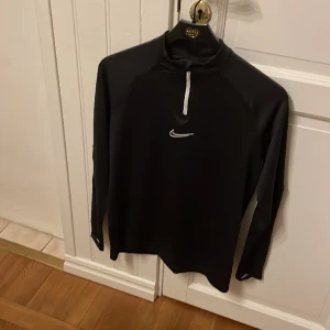 Nike träningströja  - Nike träningströja dri-fit endast använd en gång.
